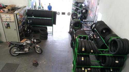 Área de Serviços Mão na Roda Pneus  Cia .